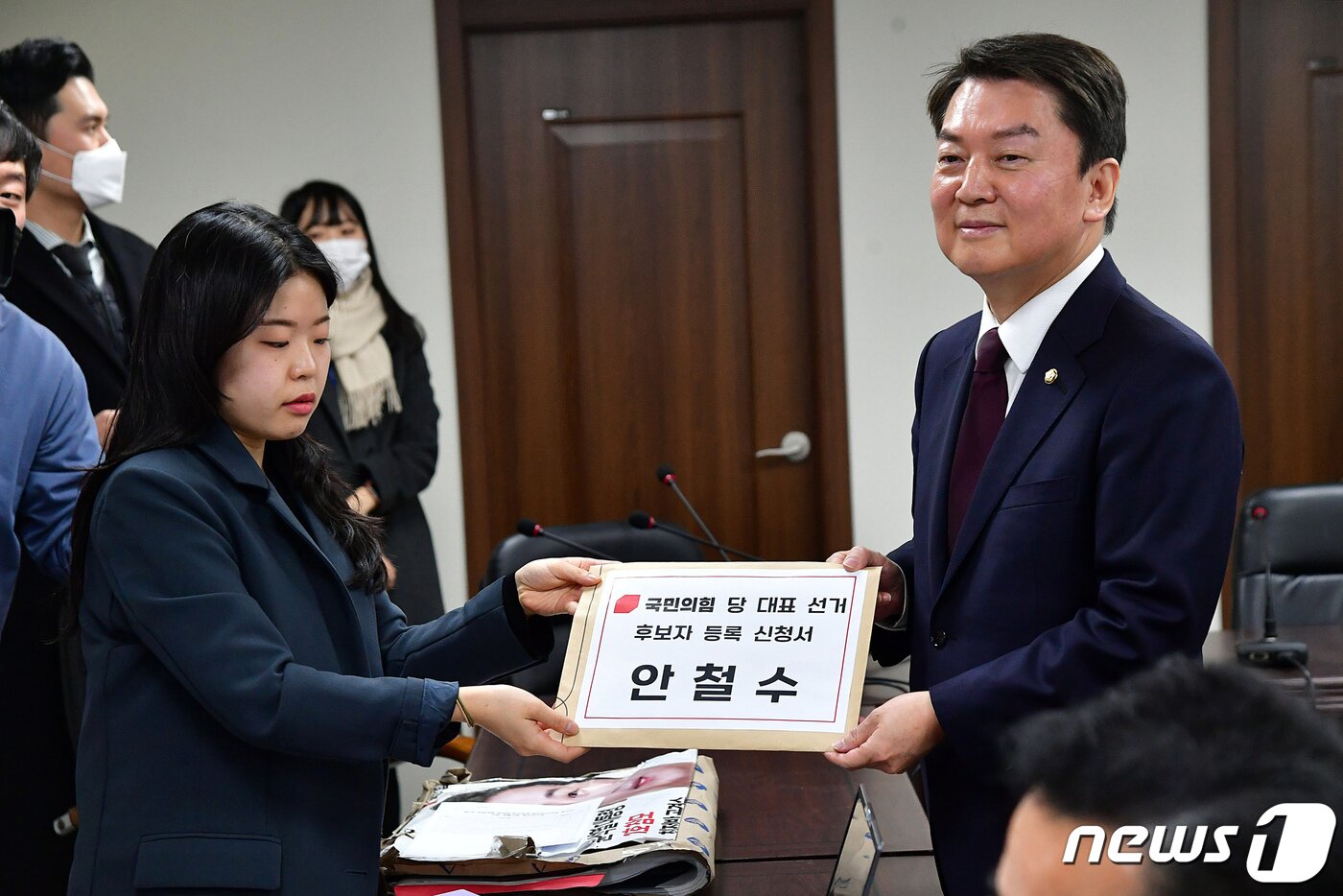 본문 이미지 - 국민의힘 당권 주자인 안철수 의원이 2일 서울 여의도 중앙당사에서 당대표 후보 등록을 하고 있다. (공동취재) 2023.2.2/뉴스1 ⓒ News1 유승관 기자