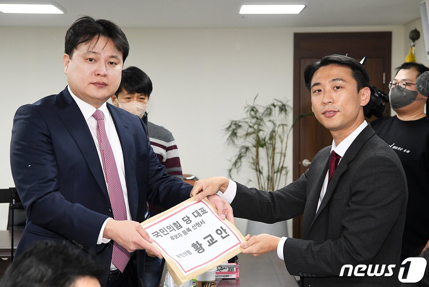 본문 이미지 - 국민의힘 당권 주자인 황교안 전 미래통합당(국민의힘 전신) 대표 대리인이 2일 서울 여의도 중앙당사에서 당대표 후보 등록을 하고 있다. (공동취재) 2023.2.2/뉴스1 ⓒ News1 유승관 기자