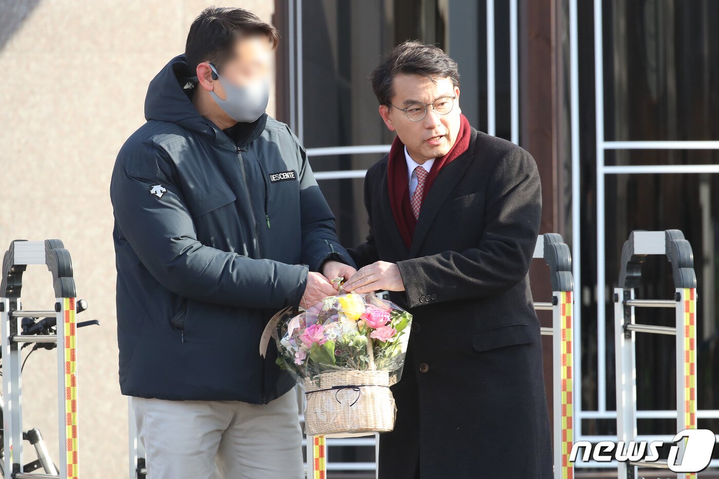 본문 이미지 - 국민의힘 당권주자 윤상현 의원이 2일 오전 박근혜 전 대통령 생일을 축하하기 위해 꽃다발을 들고 대구 달성군 유가읍 사저를 방문했으나 사저 안에 들어가지 못하고 경호처 관계자에게 전달하고 있다. 2023.2.2/뉴스1 ⓒ News1 공정식 기자
