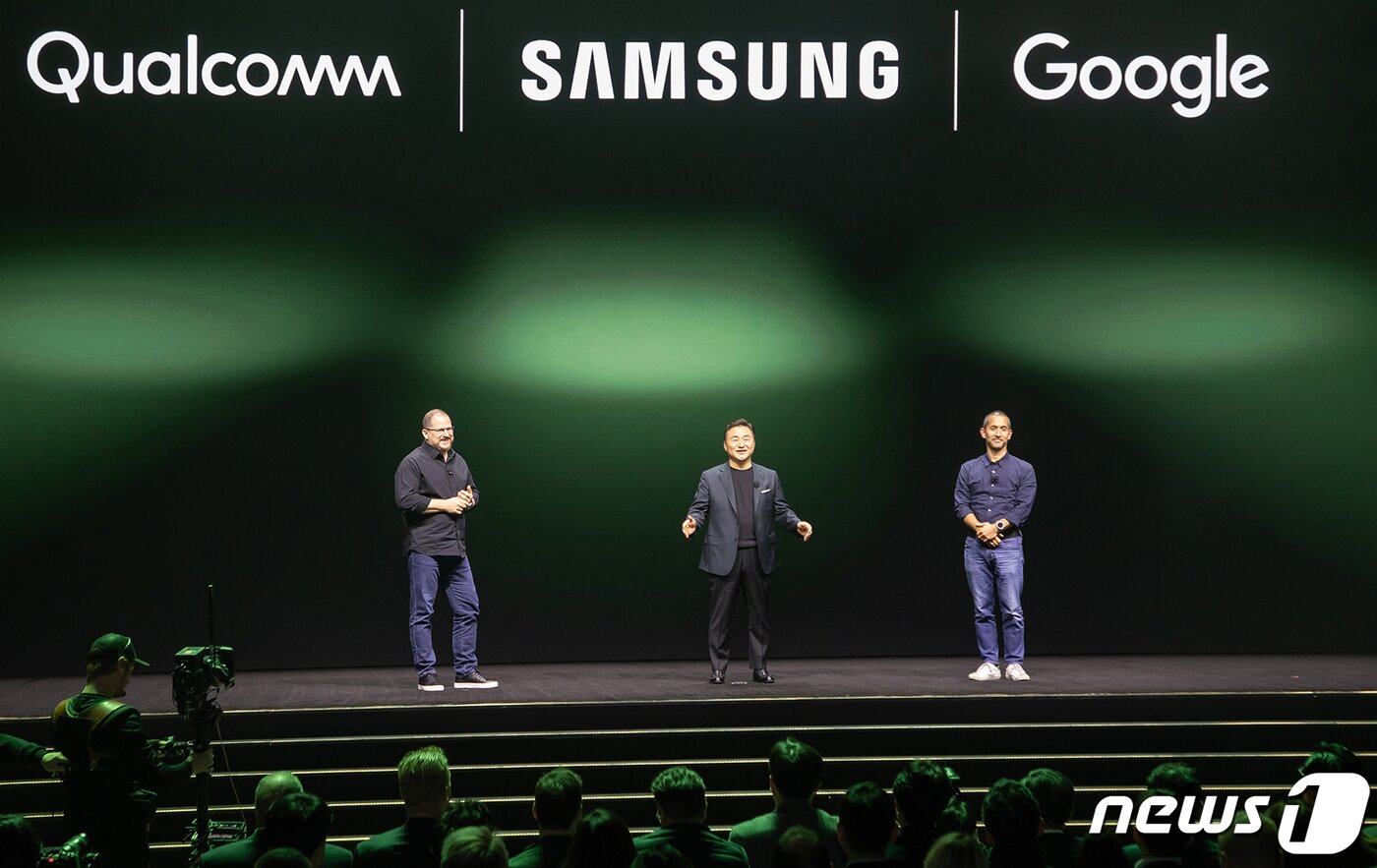 본문 이미지 - 크리스티아노 아몬 퀄컴 사장(왼쪽부터)과 삼성전자 MX사업부장 노태문 사장, 히로시 록하이머 구글 수석부사장이 1일(현지시간) 미국 샌프란시스코 머소닉 오디토리움에서 열린 '갤럭시 언팩 2023'에서 3사 협업을 발표하고 있다. (삼성전자 제공) 2023.2.2/뉴스1
