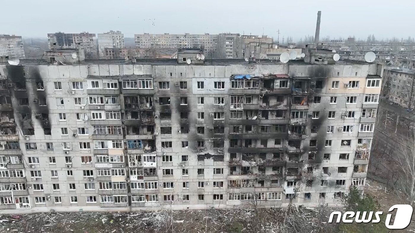 본문 이미지 - 지난달 28일&#40;현지시간&#41; 우크라이나 도네츠크의 부흘레다르에 있는 한 건물이 러시아군의 공습으로 파괴된 모습. 23.01.28 ⓒ 로이터=뉴스1 ⓒ News1 김예슬 기자