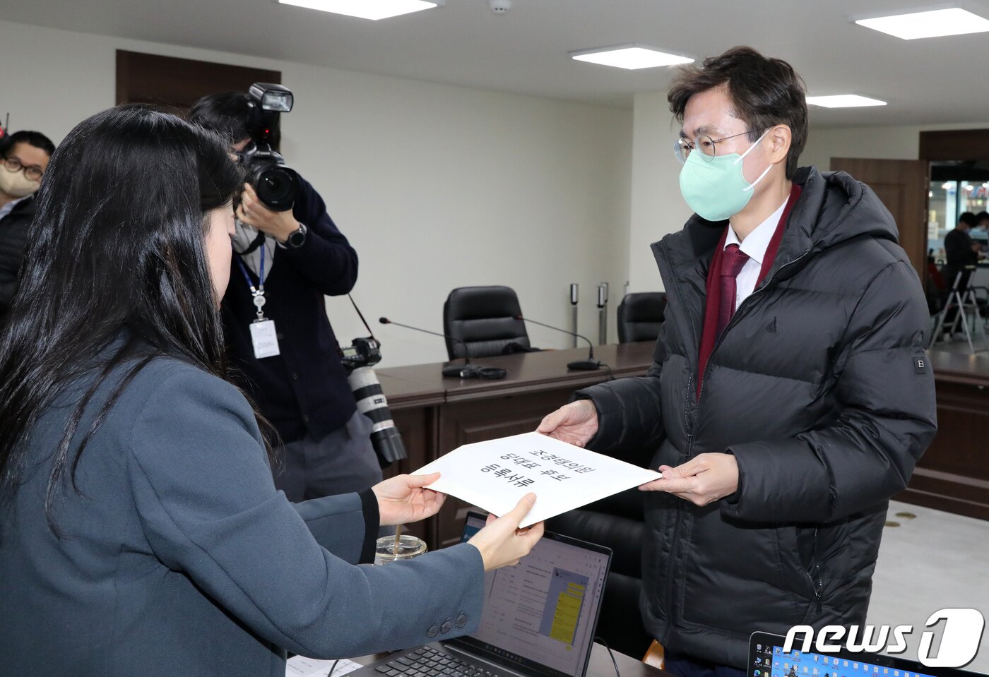 본문 이미지 - 국민의힘 당권 주자인 조경태 의원이 2일 서울 여의도 중앙당사에서 당대표 후보 등록을 하고 있다. (공동취재) 2023.2.2/뉴스1 ⓒ News1 유승관 기자