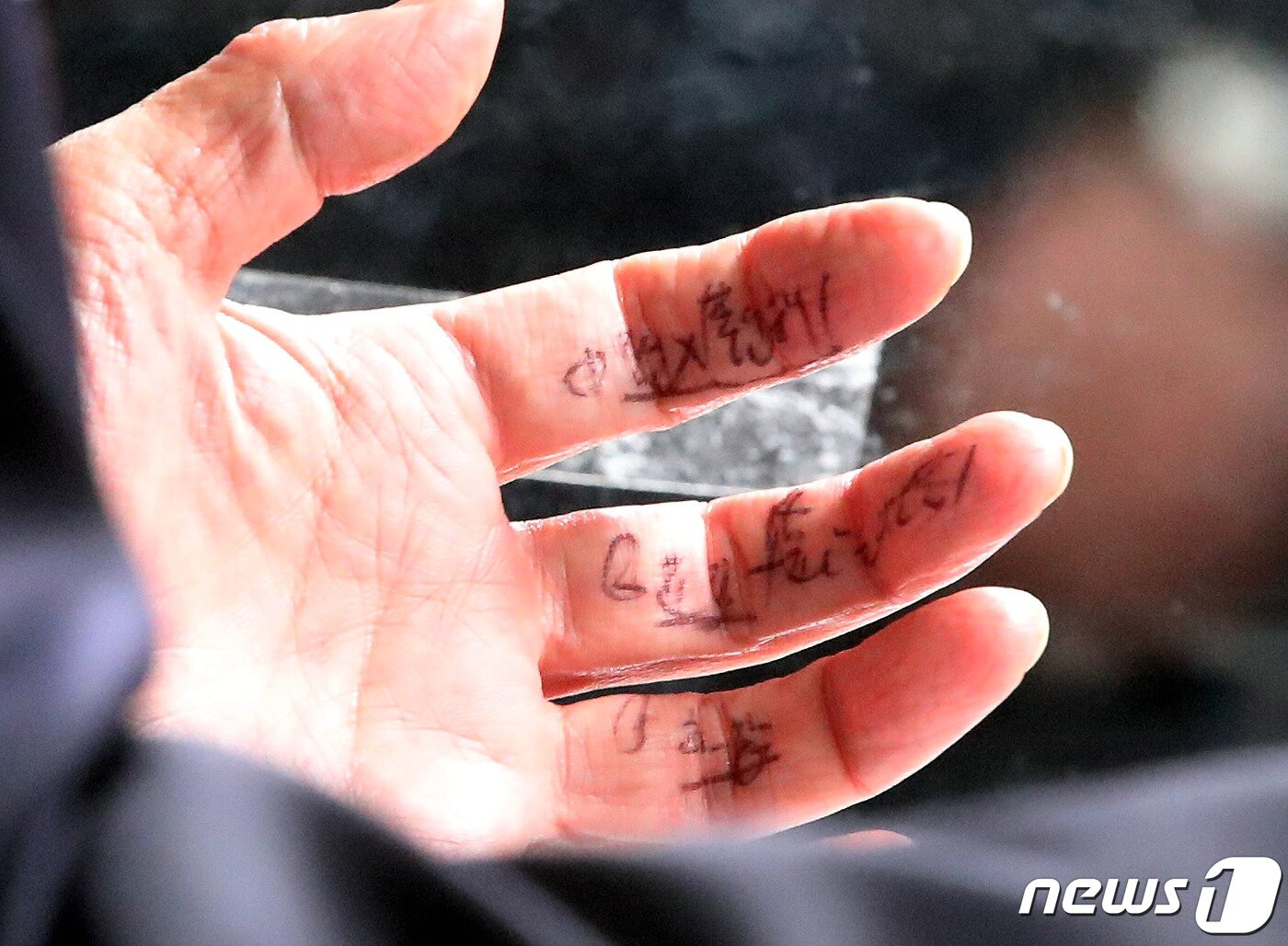 본문 이미지 - 2일 오전 서울 여의도 국민의힘 당사에서 당대표 후보자 등록을 마친 후 취재진에게 정견 발표를 하는 안철수 의원의 손가락에 발표 키워드 등의 메모가 적혀 있다. (공동취재) 2023.2.2/뉴스1 ⓒ News1 유승관 기자