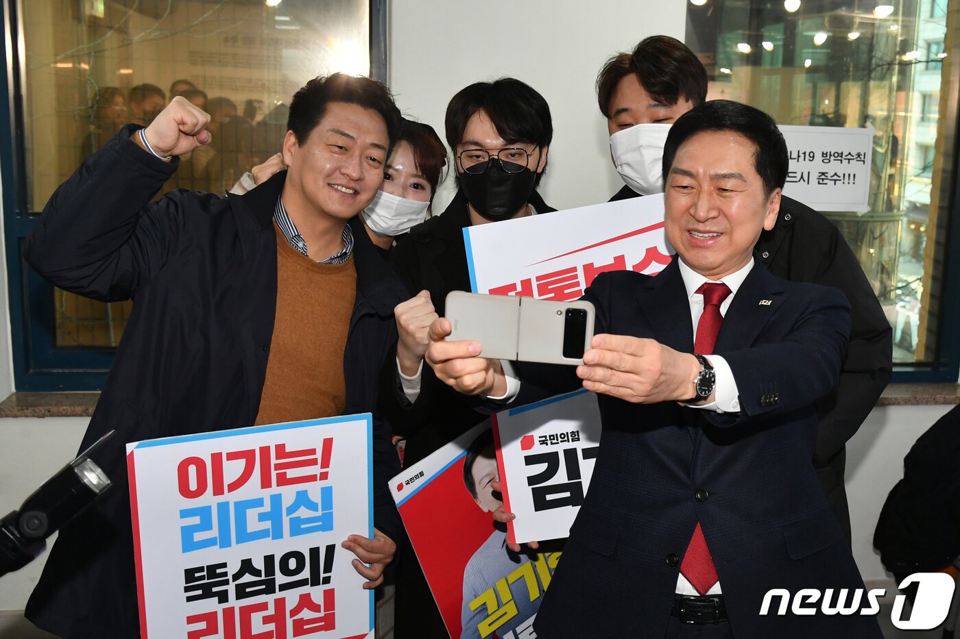 본문 이미지 - 국민의힘 당권주자인 김기현 의원이 2일 서울 여의도 중앙당사에서 후보 등록을 마치고 기념촬영을 하고 있다. (공동취재) 2023.2.2/뉴스1 ⓒ News1 유승관 기자