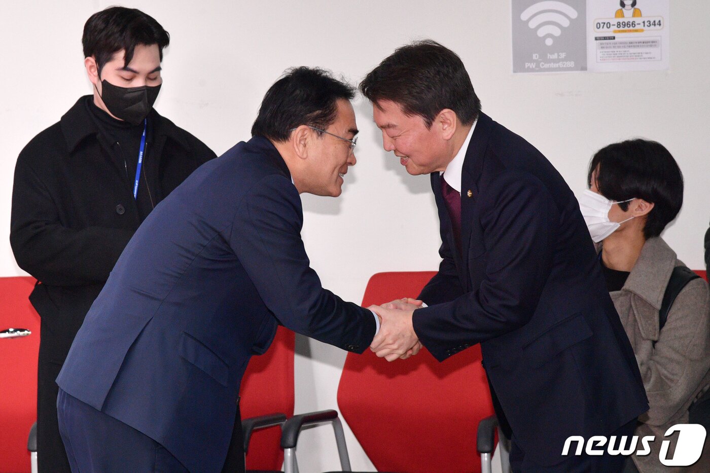 본문 이미지 - 2일 오전 서울 여의도 국민의힘 중앙당사에서 각각 당 대표와 최고위원 후보 등록을 마친 안철수(오른쪽), 태영호 의원이 인사를 나누고 있다. (공동취재) 2023.2.2/뉴스1 ⓒ News1 유승관 기자