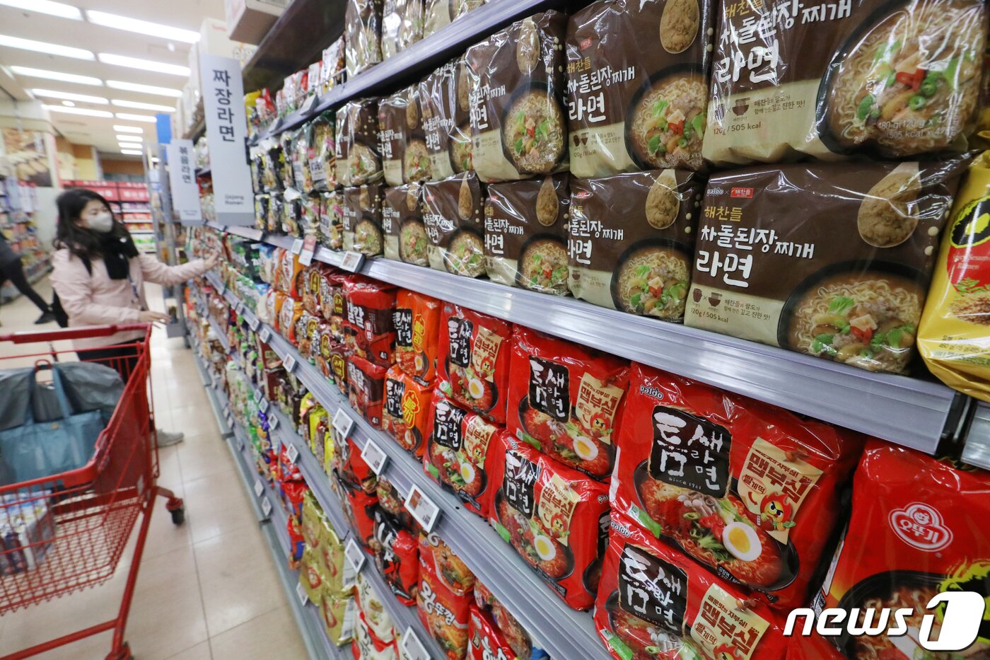 본문 이미지 - 통계청이 2일 발표한 &#39;1월 소비자물가동향&#39;에 따르면 지난달 소비자물가지수는 110.11&#40;2020년=100&#41;로 지난해 같은 달보다 5.2% 상승했다. 2일 서울의 한 대형마트에서 시민들이 장을 보고 있다. 2023.2.2/뉴스1 ⓒ News1 민경석 기자
