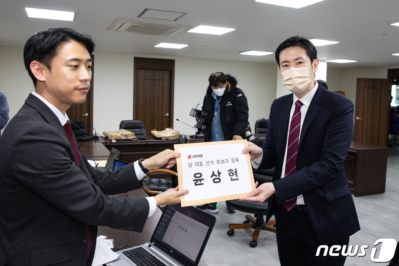 본문 이미지 - 국민의힘 당권 주자인 윤상현 의원 대리인이 2일 서울 여의도 중앙당사에서 당대표 후보 등록을 하고 있다. (공동취재) 2023.2.2/뉴스1 ⓒ News1 유승관 기자