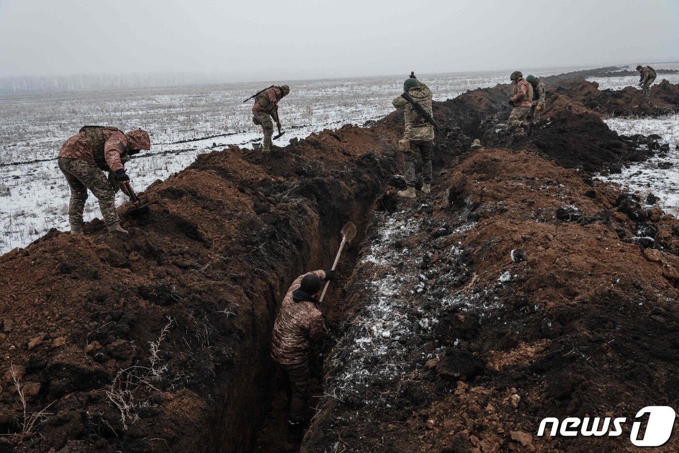본문 이미지 - 1일(현지시간) 러시아의 침공 속 우크라이나 도네츠크 바흐무트 전선에서 병사들이 참호를 파고 있다. ⓒ AFP=뉴스1 ⓒ News1 우동명 기자