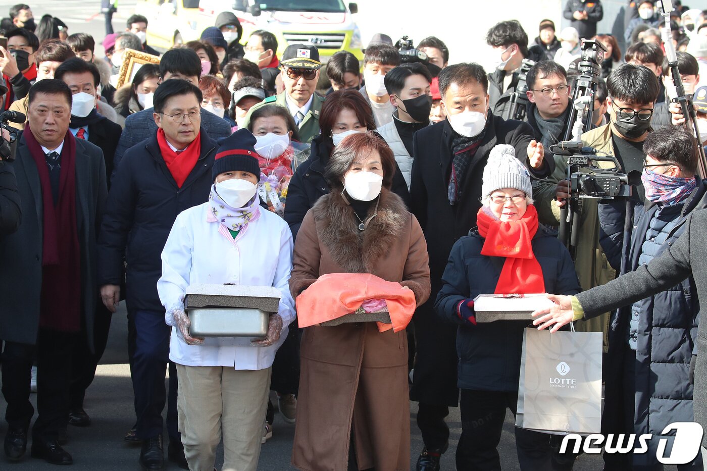 본문 이미지 - 2일 오전 대구 달성군 유가읍 박근혜 전 대통령 사저 앞에서 열린 생일 축하 행사에서 황교안 전 미래통합당 대표와 지지자들이 꽃다발과 케이크, 생일 축하 음식 등을 선물하기 위해 사저로 향하고 있다. 이들은 사저 내부에는 들어가지 못하고 준비한 선물을 경호처 관계자에게 전달했다. 2023.2.2/뉴스1 ⓒ News1 공정식 기자