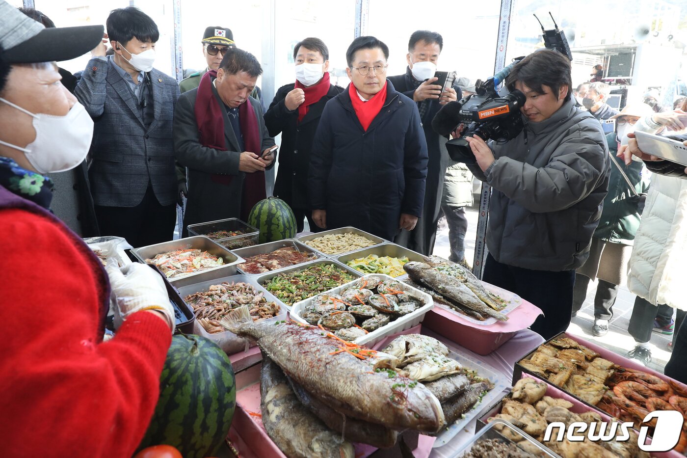 본문 이미지 - 황교안 전 미래통합당(현 국민의힘) 대표가 2일 오전 박근혜 전 대통령 생일을 맞아 대구 달성군 유가읍 사저 앞에 도착해 지지자들의 생일상 음식 준비 상황을 살펴보고 있다. 2023.2.2/뉴스1 ⓒ News1 공정식 기자