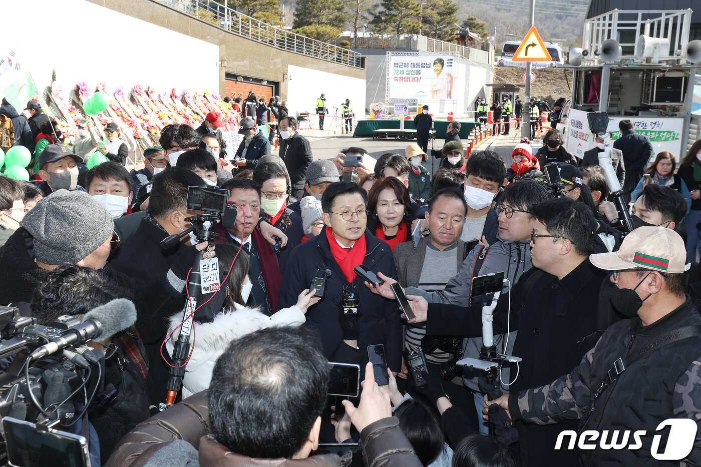 본문 이미지 - 황교안 전 미래통합당(현 국민의힘) 대표가 2일 오전 박근혜 전 대통령 생일을 맞아 대구 달성군 유가읍 사저 앞에서 지지자들과 함께 생일상 음식과 생일 선물 등을 준비해 경호처 관계자에게 전달한 뒤 취재진과 만나 질의응답 시간을 갖고 있다. 2023.2.2/뉴스1 ⓒ News1 공정식 기자