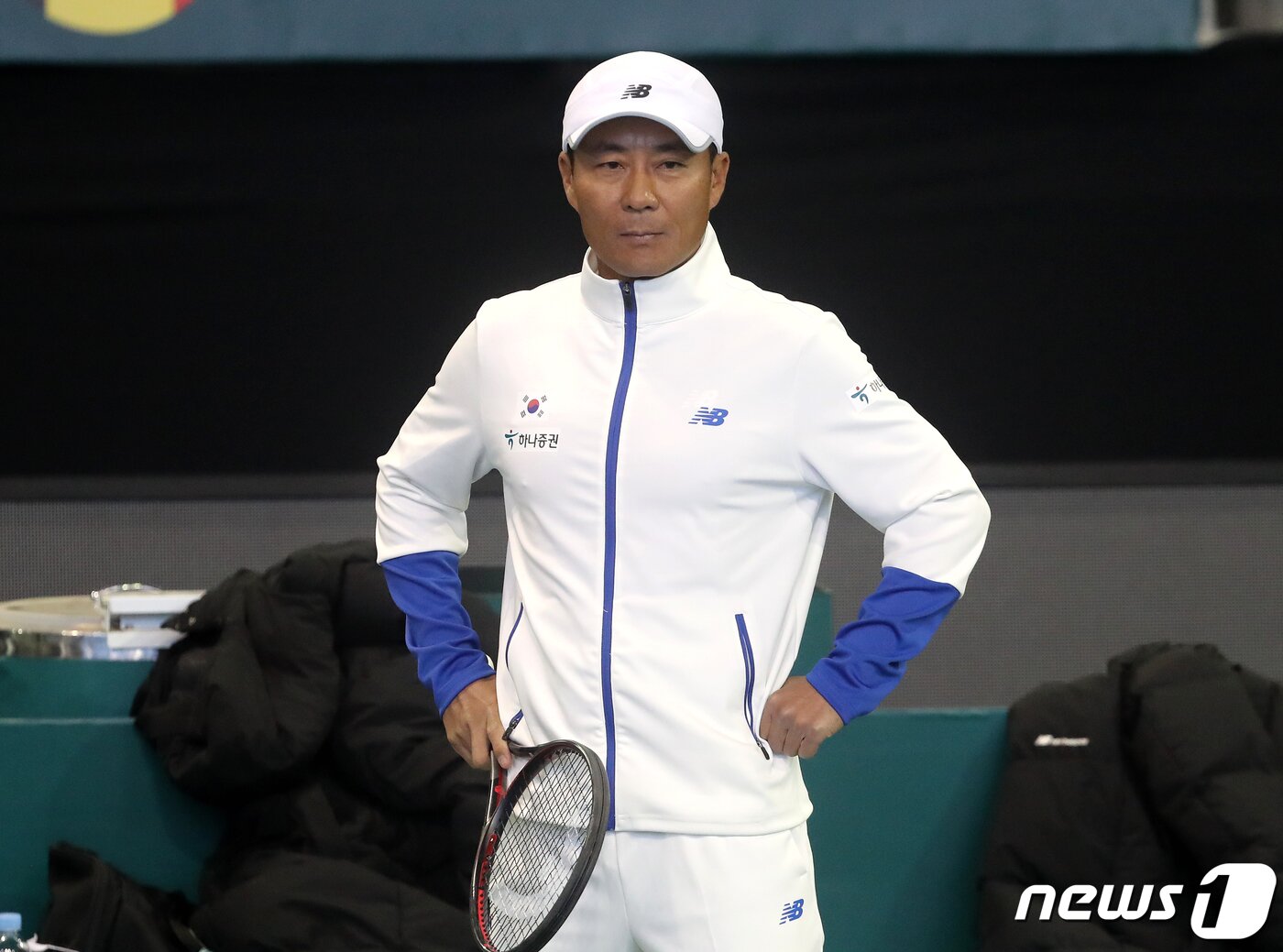 본문 이미지 - 2023 데이비스컵 최종본선진출전 벨기에와의 경기에 출전하는 한국 테니스 대표팀의 박승규 감독이 2일 오후 서울 송파구 올림픽공원 실내 테니스 코트에서 선수들의 훈련을 지켜보고 있다. 2023.2.2/뉴스1 ⓒ News1 김진환 기자