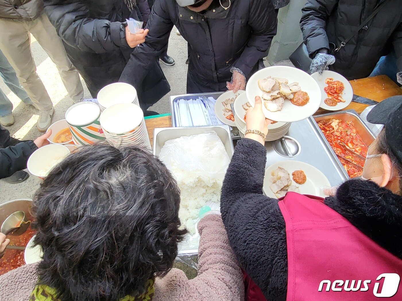 본문 이미지 - 지난달 2일 대구 북구 대현동 이슬람사원(모스크) 공사장 앞에서 사원 건립을 반대하는 주민들이 이슬람 문명권에서 식육으로 먹는 것을 금기시하는 돼지고기 수육 등을 먹는 행사를 하고 있다. 2023.2.2/뉴스1 ⓒ News1 남승렬 기자