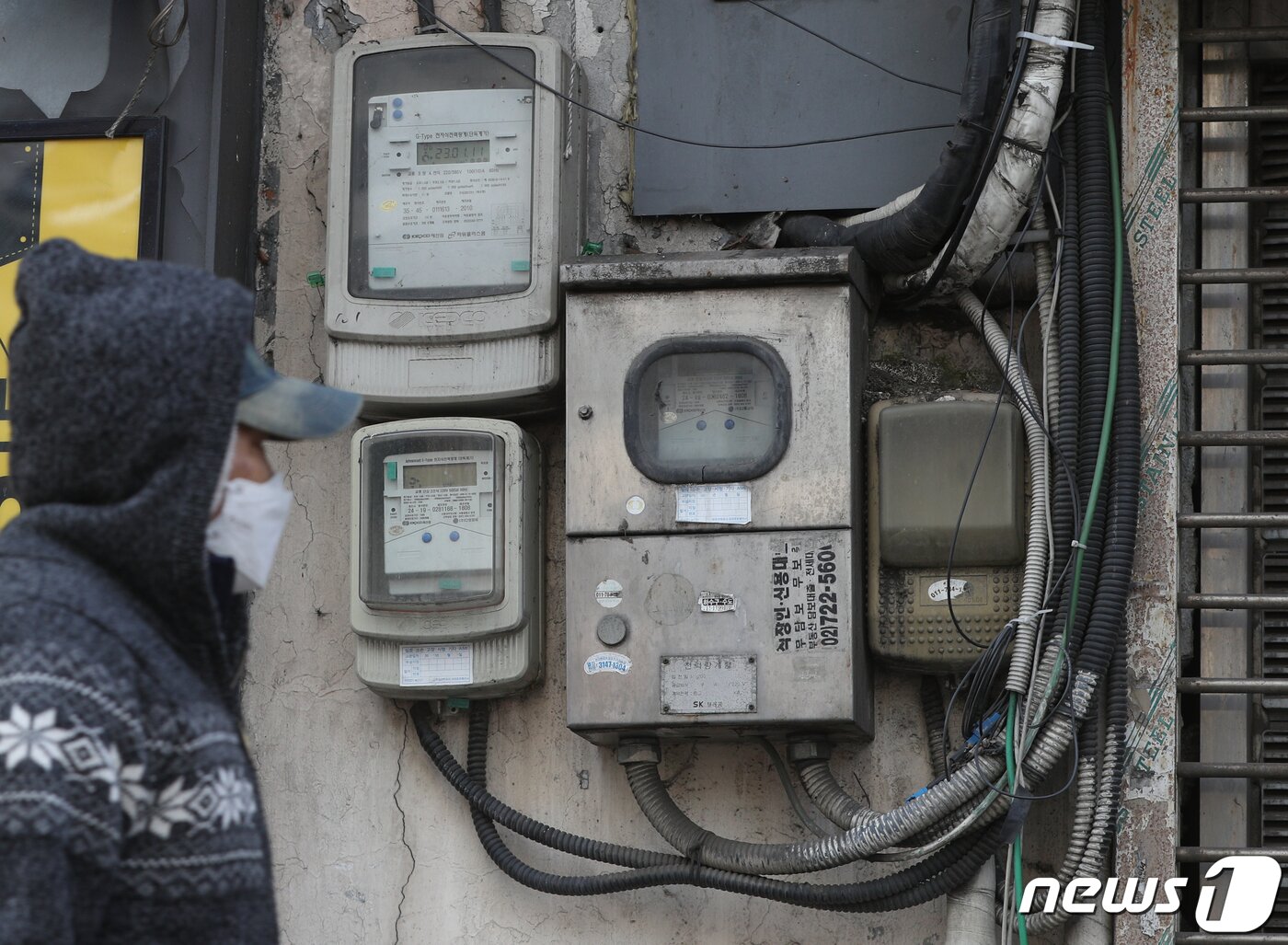 본문 이미지 - 서울 시내에 설치된 전기 계량기의 모습. 2023.2.2/뉴스1 ⓒ News1 신웅수 기자