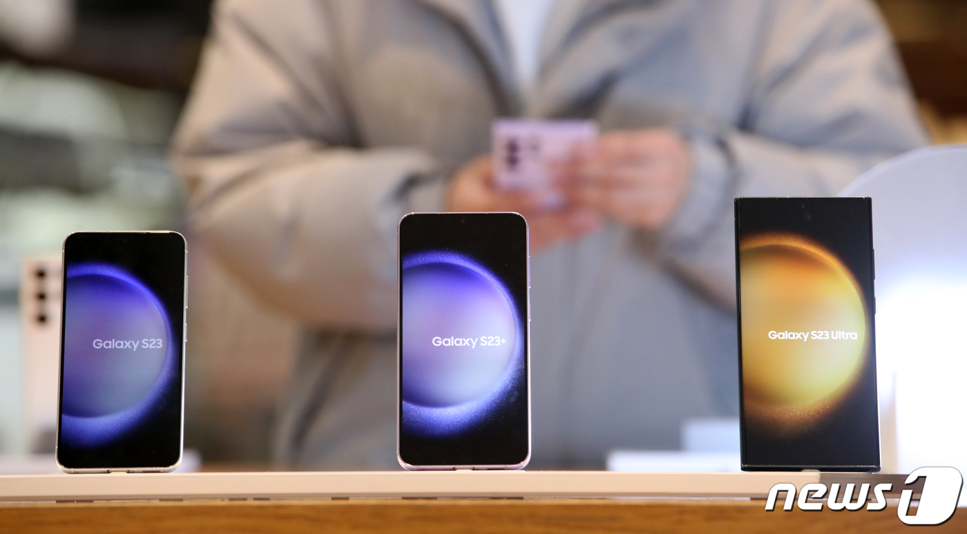 (서울=뉴스1) 이승배 기자 = 2일 오후 서울 서초구 삼성전자 딜라이트 샵에 '갤럭시S23' 제품들이 진열돼 있다.삼성전자는 신제품을 오는 17일부터 한국을 포함한 전세계 시장에 …