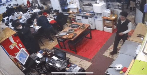 본문 이미지 - 약간의 시간차를 두고 식당을 빠져나가는 부부. ('보배드림' 갈무리)