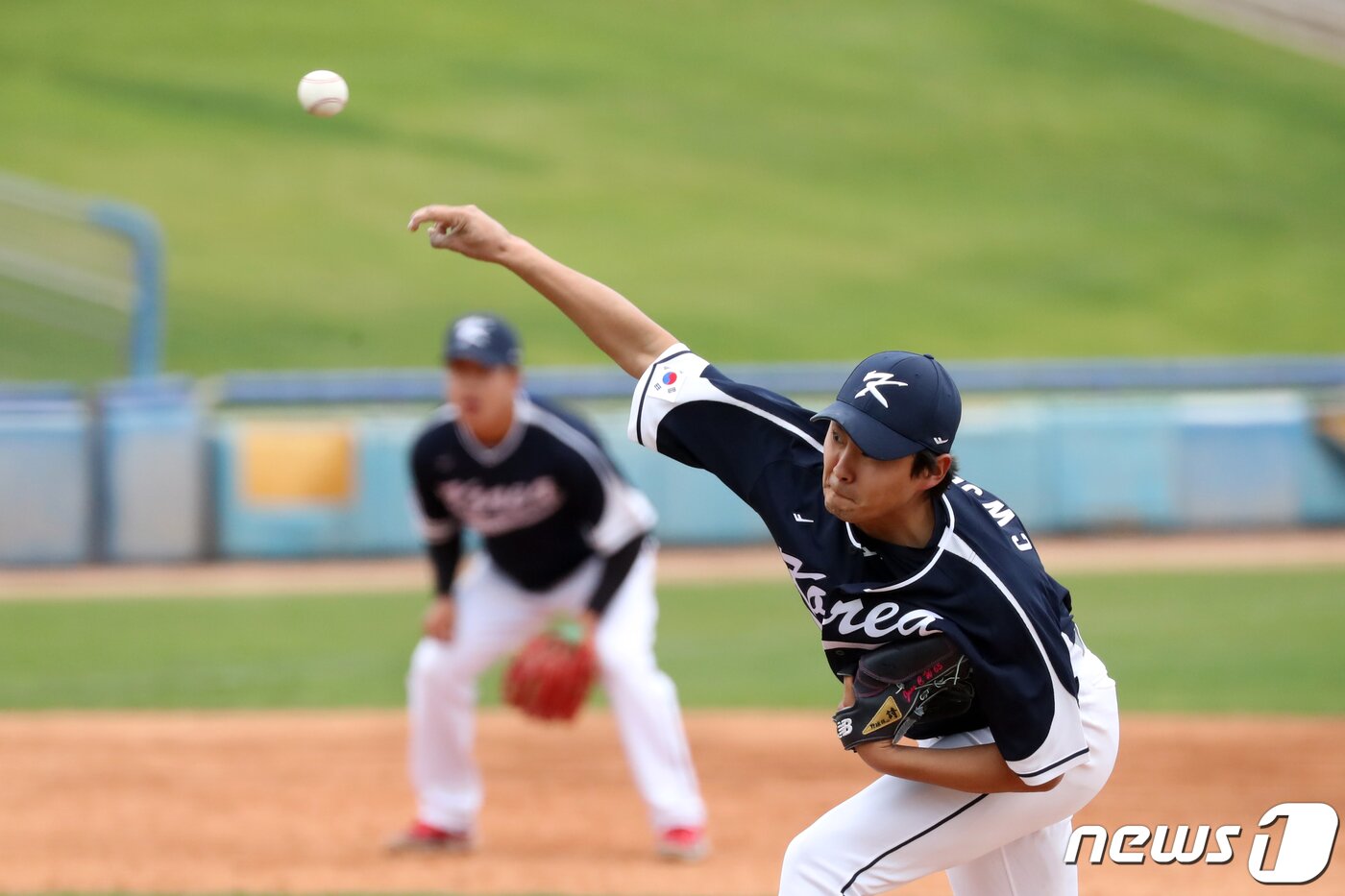 본문 이미지 - 19일(현지시간) 미국 애리조나주 투손 키노 스포츠 콤플렉스에서 열린 2023 WBC 대한민국 야구 대표팀과 KIA 타이거즈와의 연습경기에서 대한민국 정철원이 역투하고 있다. 2023.2.20/뉴스1 ⓒ News1 황기선 기자