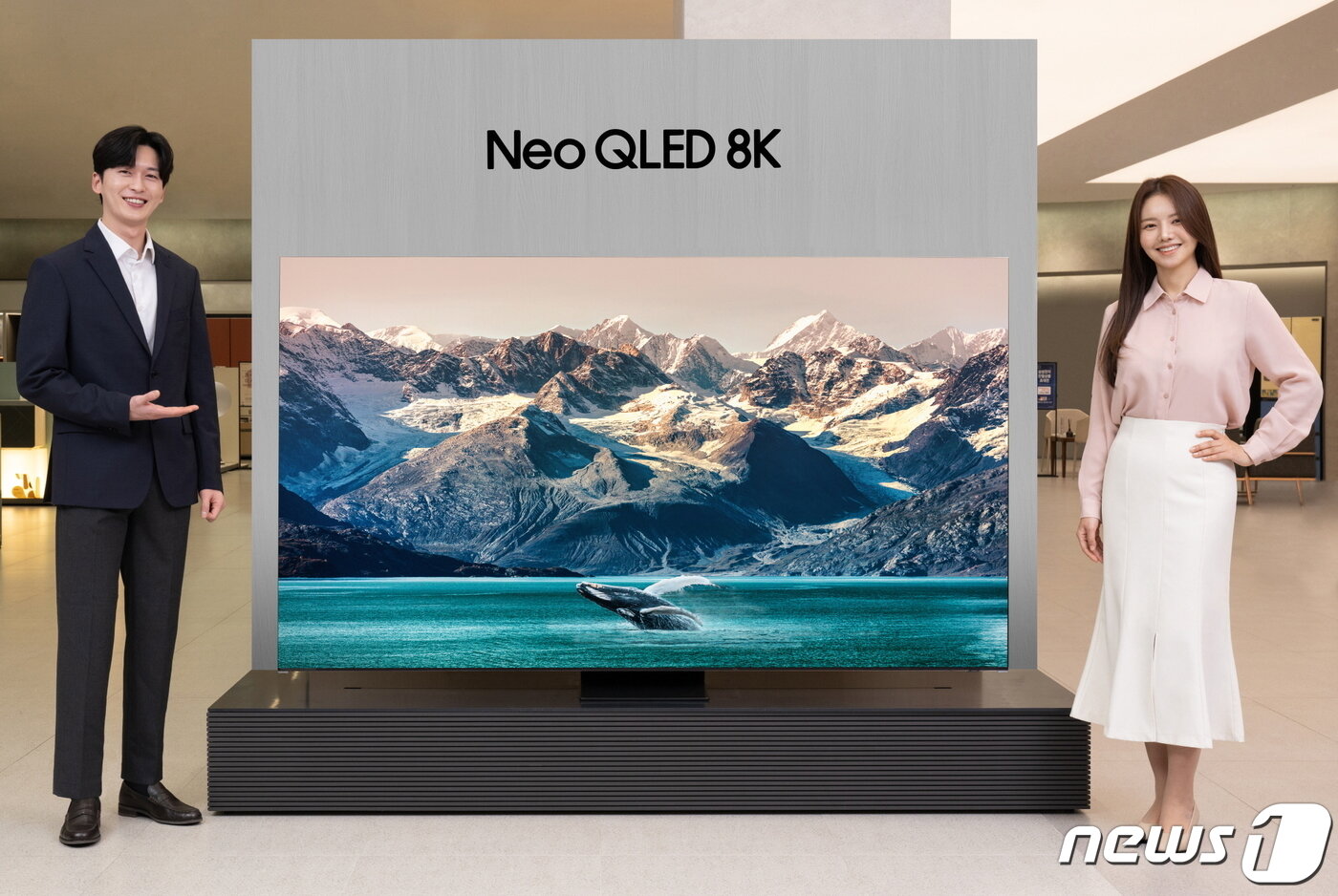 본문 이미지 - 삼성전자 모델이 서울 강남구 삼성 디지털프라자 대치본점에서 2023형 Neo QLED 8K 85형 제품을 선보이는 모습. (삼성전자 제공) 2023.2.20/뉴스1