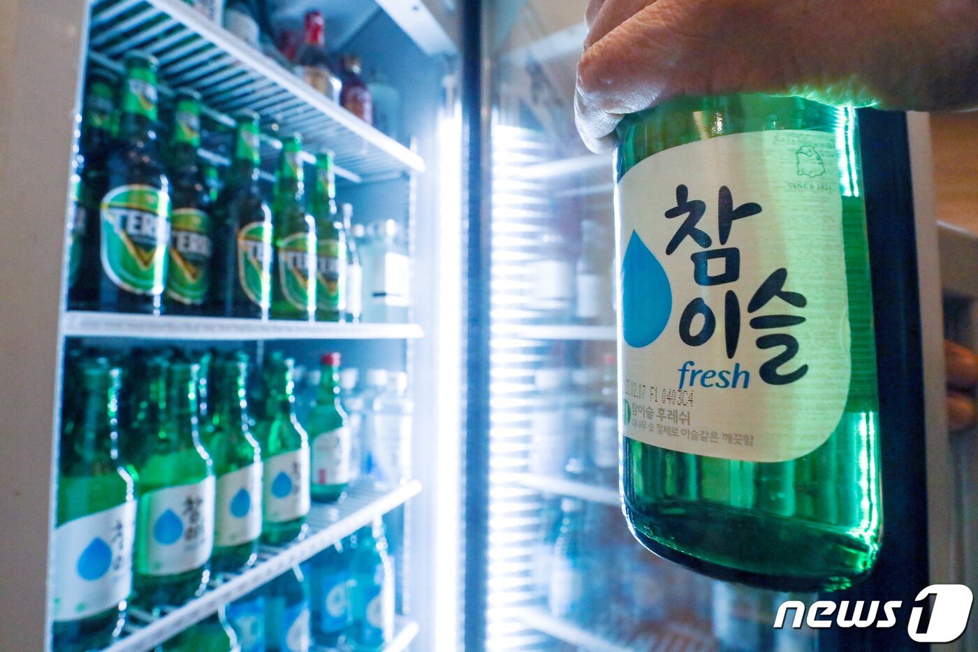 본문 이미지 - 서울의 한 식당 주류 냉장고에 소주와 맥주 등이 채워져 있다.  /뉴스1 ⓒ News1 민경석 기자
