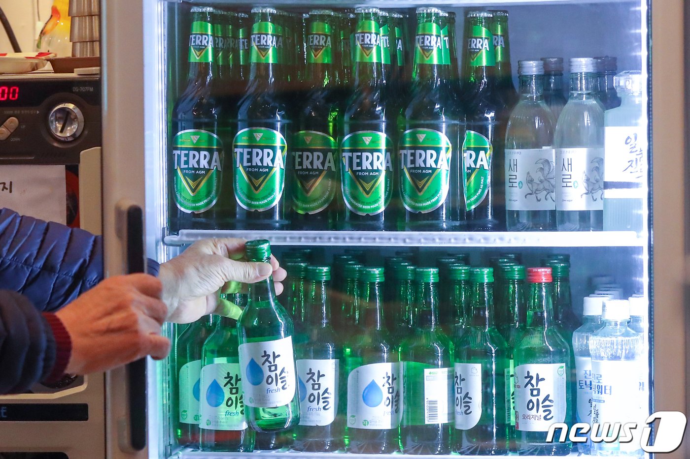 본문 이미지 - 서울의 한 식당 주류 냉장고에 소주와 맥주 등이 채워져 있다. 2023.2.20/뉴스1 ⓒ News1 민경석 기자