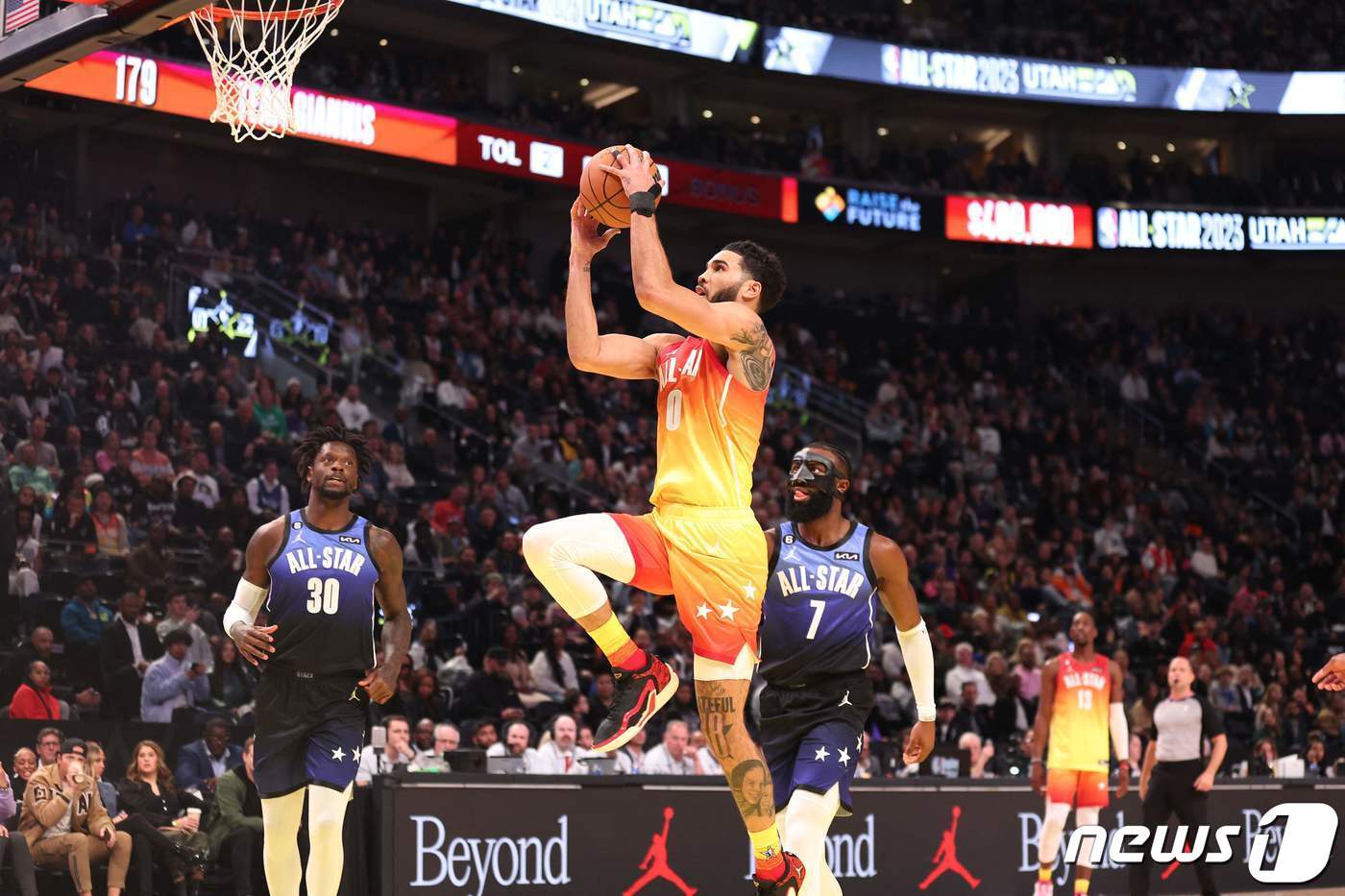 본문 이미지 - 올스타전에서 슛을 쏘고 있는 제이슨 테이텀. ⓒ AFP=뉴스1