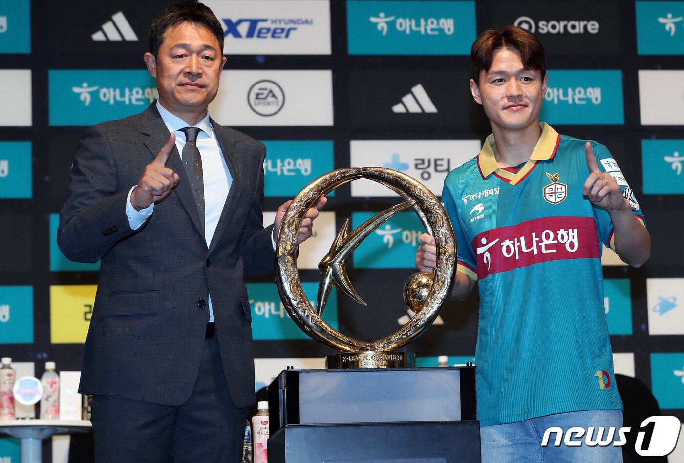 본문 이미지 - 대전 하나 시티즌 이민성 감독과 주세종이 20일 서울 양재동 더케이호텔에서 열린 하나원큐 K리그 2023 미디어데이에 앞서 기념사진을 찍고 있다. 2023.2.20/뉴스1 ⓒ News1 이동해 기자