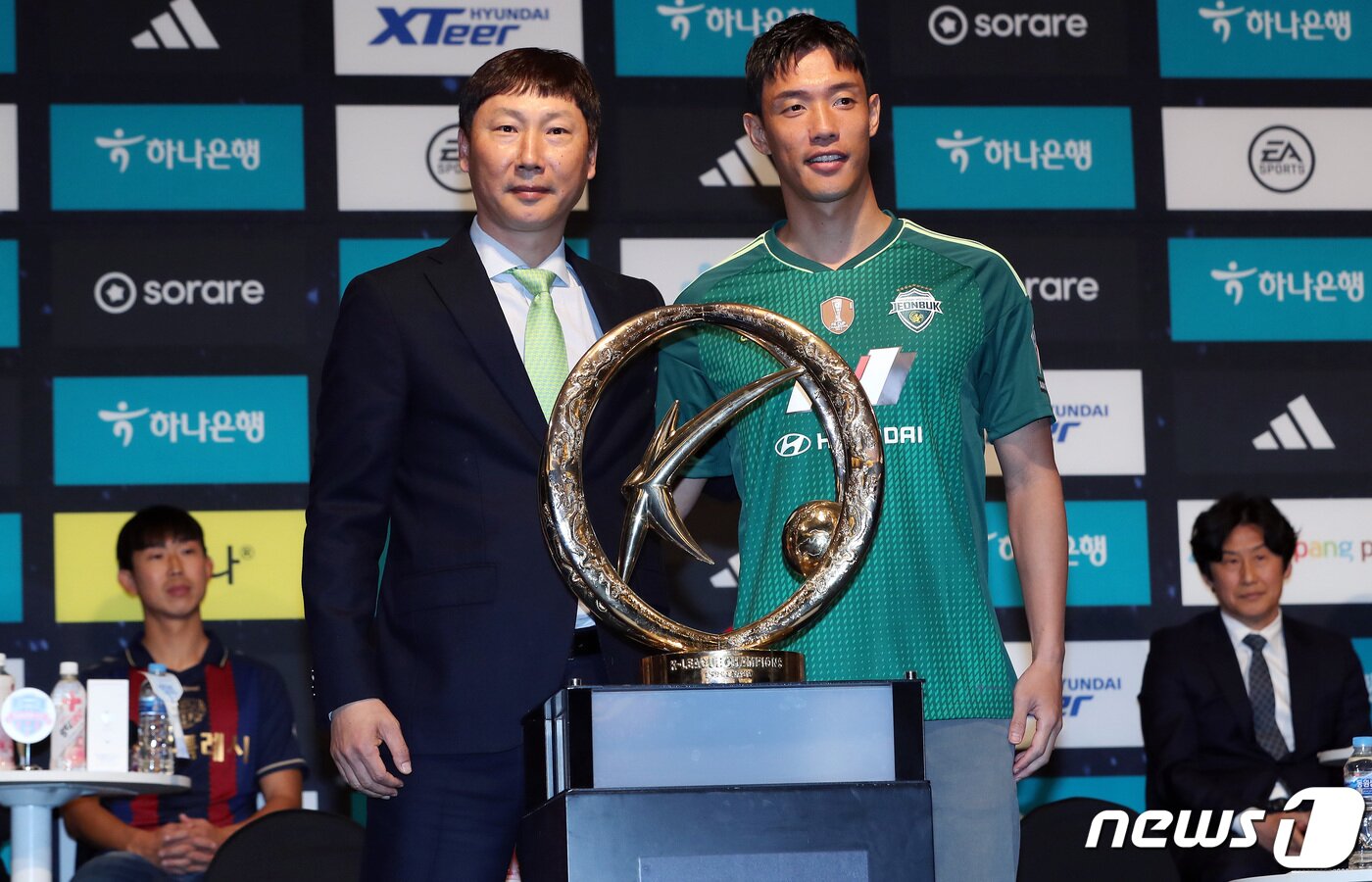 본문 이미지 - 전북현대 김상식 감독과 홍정호가 20일 서울 양재동 더케이호텔에서 열린 하나원큐 K리그 2023 미디어데이에 앞서 기념사진을 찍고 있다. 2023.2.20/뉴스1 ⓒ News1 이동해 기자