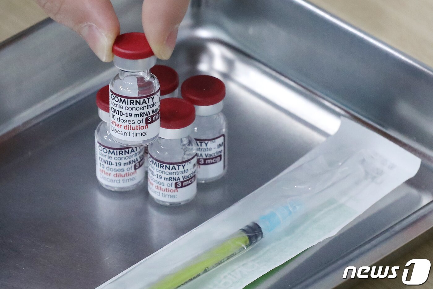 본문 이미지 - 만 6개월에서 4세 미만 영유아를 대상으로한 신종 코로나바이러스 감염증&#40;코로나19&#41; 백신 접종이 시작된 20일 서울의 한 소아청소년 전문병원에 영유아용 백신이 준비 돼 있다. 2023.2.20/뉴스1 ⓒ News1 민경석 기자