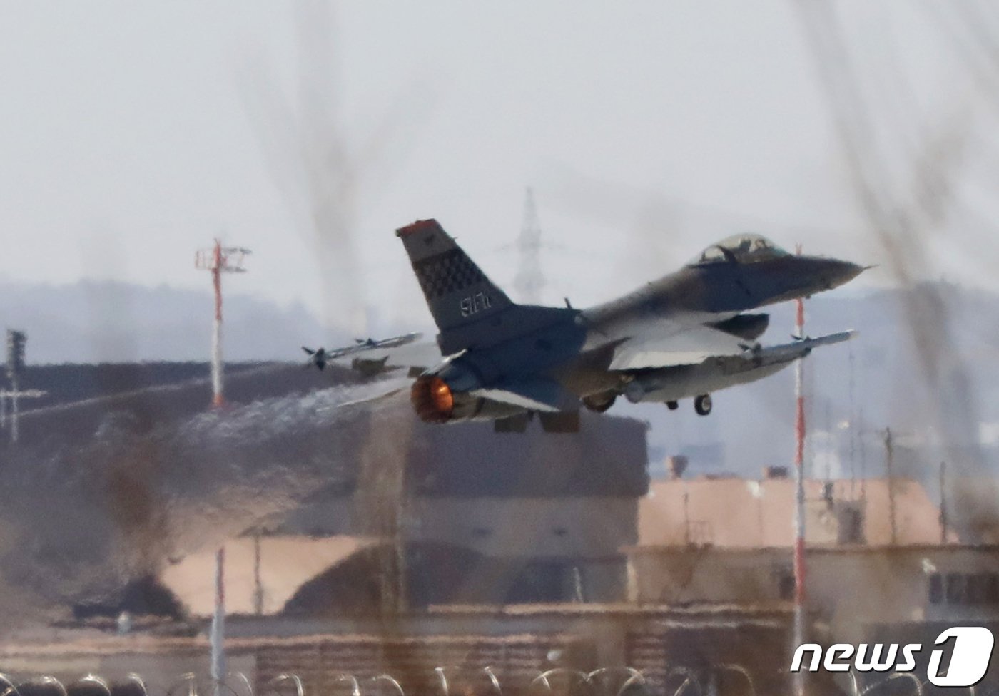 20일 오후 경기 평택시 주한미군 오산공군기지에서 F-16전투기가 비행하고 있다. 2023.2.20/뉴스1 ⓒ News1 김영운 기자