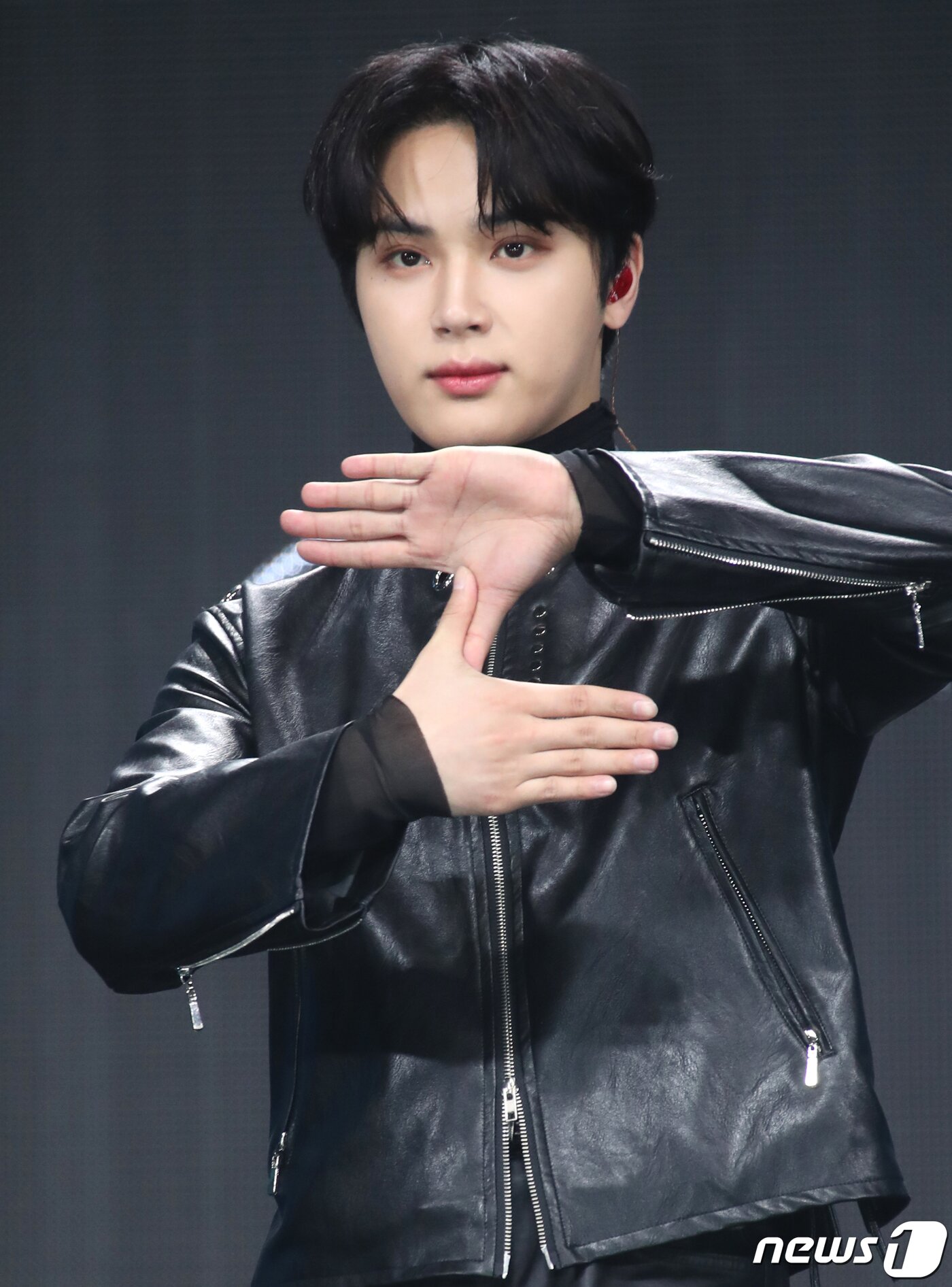 본문 이미지 - 그룹 더보이즈(THE BOYZ) 주학년이 20일 오후 서울 광진구 예스24 라이브홀에서 가진 미니 8집 ‘비 어웨이크(BE AWAKE)’ 쇼케이스에서 포즈를 취하고 있다. 2023.2.20/뉴스1 ⓒ News1 권현진 기자