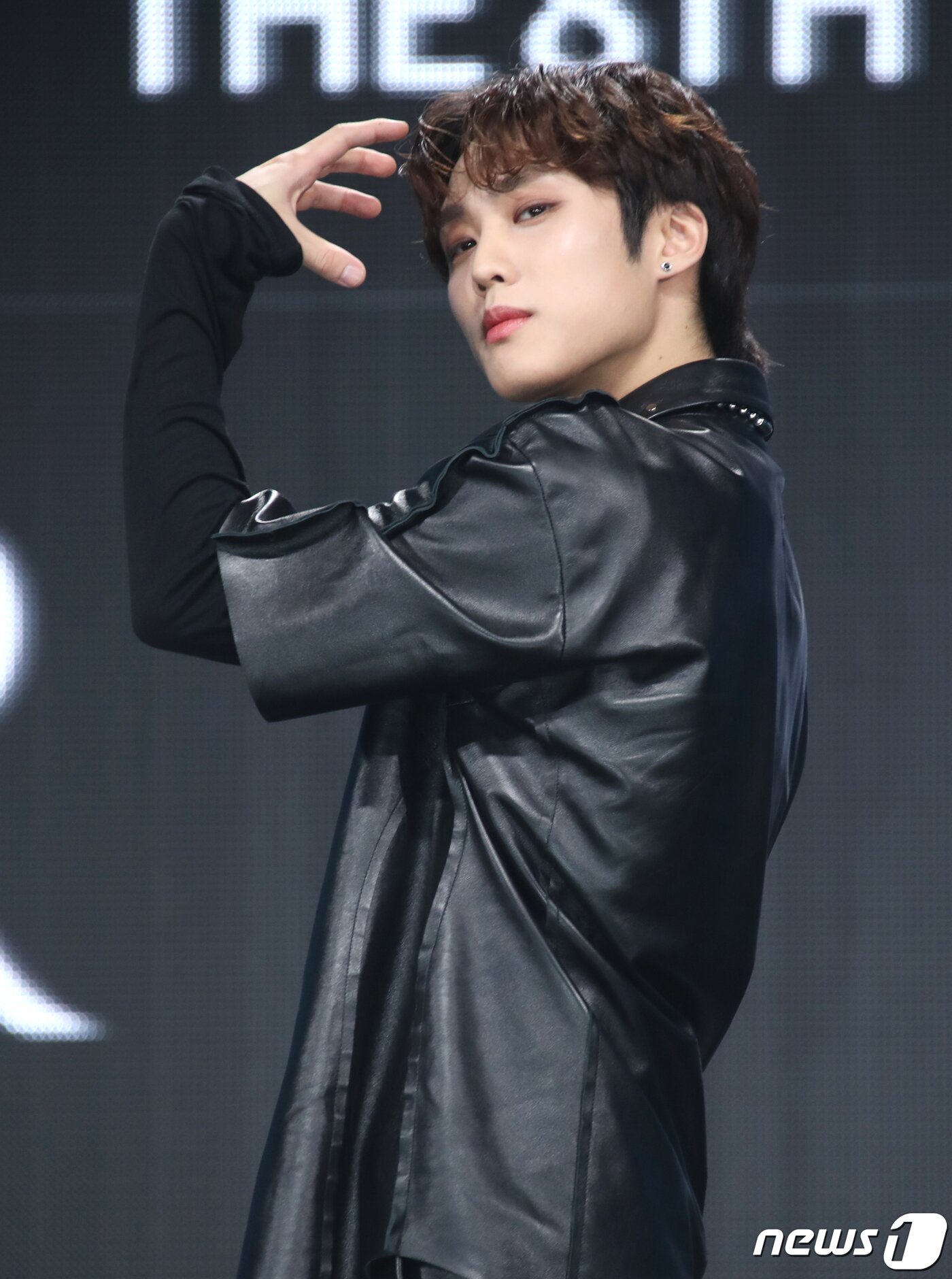 본문 이미지 - 그룹 더보이즈(THE BOYZ) 제이콥이 20일 오후 서울 광진구 예스24 라이브홀에서 가진 미니 8집 ‘비 어웨이크(BE AWAKE)’ 쇼케이스에서 포즈를 취하고 있다. 2023.2.20/뉴스1 ⓒ News1 권현진 기자