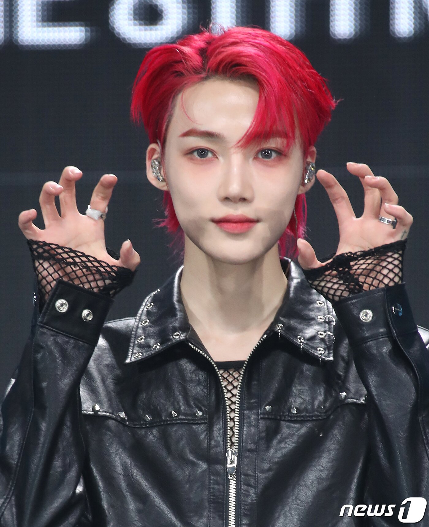 본문 이미지 - 그룹 더보이즈(THE BOYZ) 뉴가 20일 오후 서울 광진구 예스24 라이브홀에서 가진 미니 8집 ‘비 어웨이크(BE AWAKE)’ 쇼케이스에서 포즈를 취하고 있다. 2023.2.20/뉴스1 ⓒ News1 권현진 기자