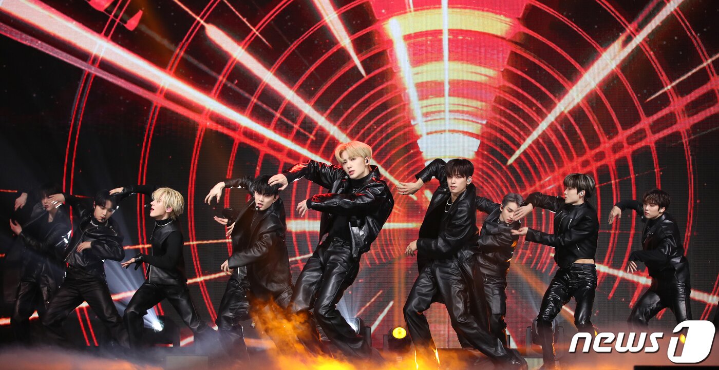 본문 이미지 - 그룹 더보이즈(THE BOYZ)가 20일 오후 서울 광진구 예스24 라이브홀에서 가진 미니 8집 ‘비 어웨이크(BE AWAKE)’ 쇼케이스에서 타이틀곡 ‘로어(ROAR)’를 선보이고 있다. 2023.2.20/뉴스1 ⓒ News1 권현진 기자