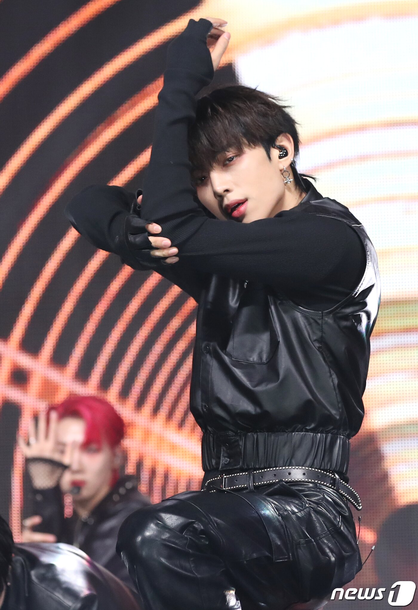 본문 이미지 - 그룹 더보이즈(THE BOYZ) 선우가 20일 오후 서울 광진구 예스24 라이브홀에서 가진 미니 8집 ‘비 어웨이크(BE AWAKE)’ 쇼케이스에서 타이틀곡 ‘로어(ROAR)’를 선보이고 있다. 2023.2.20/뉴스1 ⓒ News1 권현진 기자