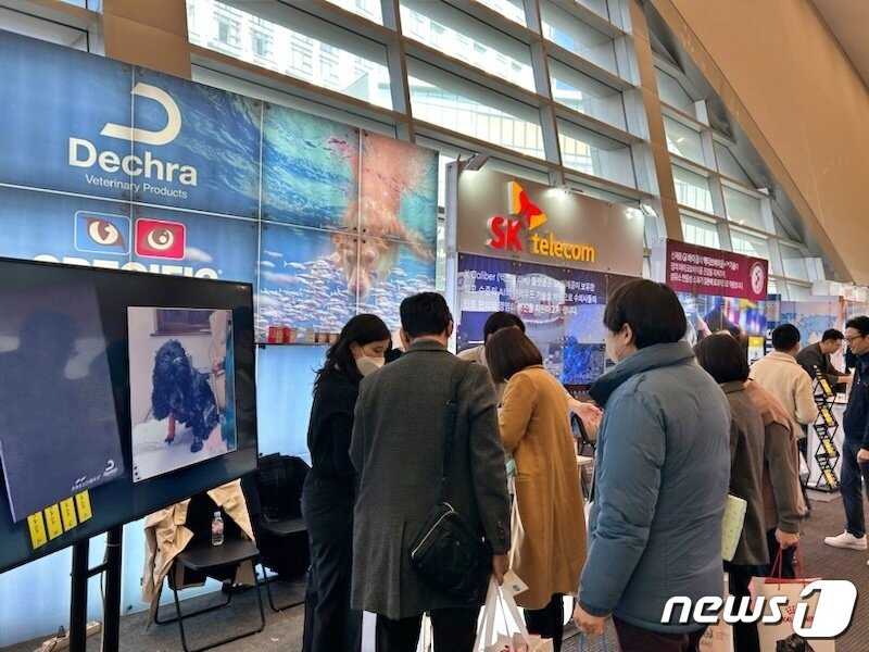본문 이미지 - 19일 인천 송도컨벤시아에서 열린 '2023 정기총회 제1차 수의사 연수교육'에서 참가업체들이 제품을 선보이고 있다. ⓒ 뉴스1