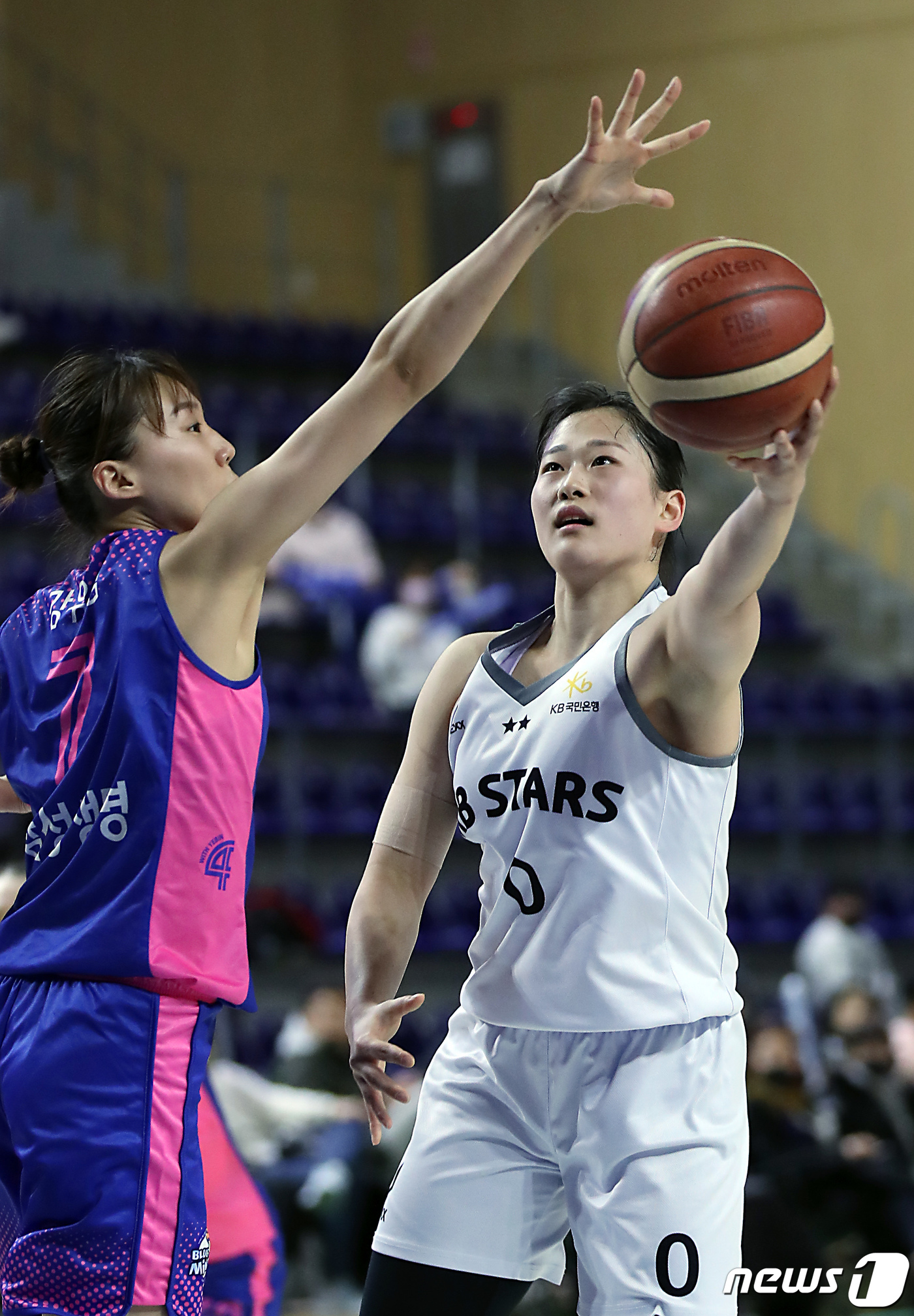 (용인=뉴스1) 박정호 기자 = 20일 오후 경기도 용인시 용인실내체육관에서 열린 신한은행 SOL 2022~2023 여자프로농구 삼성생명과 KB스타즈의 경기에서 KB스타즈 엄서이가 …