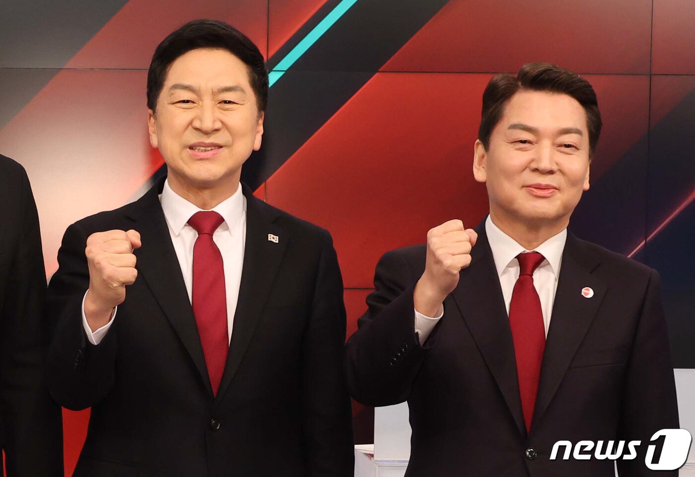 본문 이미지 - 국민의힘 당대표 후보들이 15일 서울 중구 MBN 스튜디오에서 열린 TV토론에 앞서 기념촬영을 하고 있다. 왼쪽부터 김기현, 안철수 후보. 2023.2.20/뉴스1