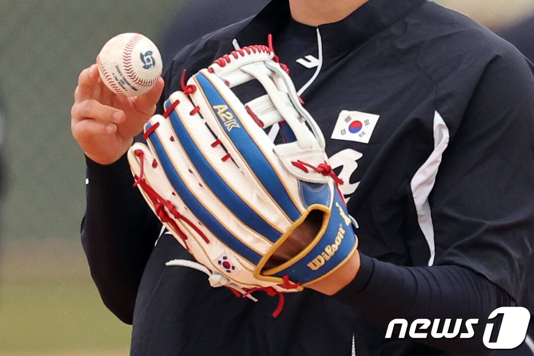 본문 이미지 - 20일(현지시간) 미국 애리조나주 투손 키노 스포츠 콤플렉스 야구 대표팀 전지훈련지에서 2023 월드베이스볼클래식(WBC)에 출전하는 대한민국 대표팀 박해민의 글러브에 태극기가 새겨져 있다. 2023.2.21/뉴스1 ⓒ News1 황기선 기자