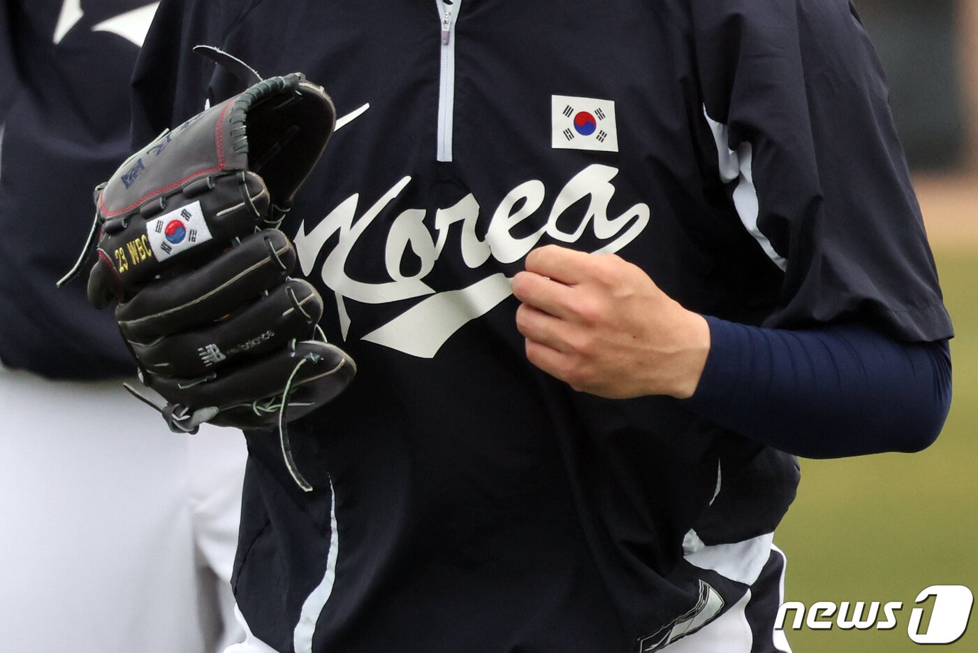 본문 이미지 - 20일(현지시간) 미국 애리조나주 투손 키노 스포츠 콤플렉스 야구 대표팀 전지훈련지에서 2023 월드베이스볼클래식(WBC)에 출전하는 대한민국 대표팀 양현종의 글러브에 태극기가 새겨져 있다. 2023.2.21/뉴스1 ⓒ News1 황기선 기자