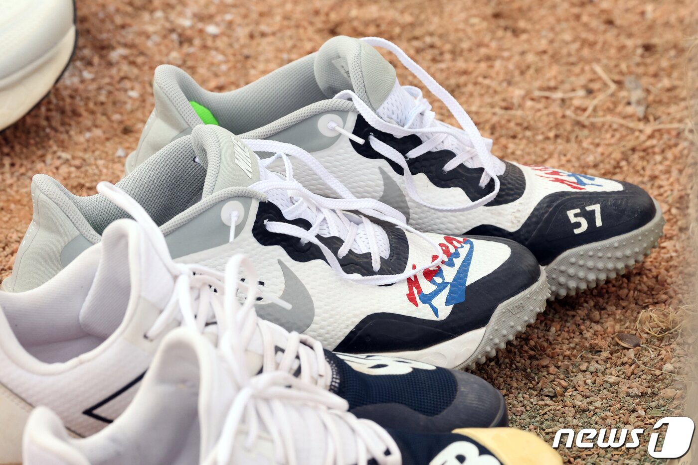 본문 이미지 - 20일(현지시간) 미국 애리조나주 투손 키노 스포츠 콤플렉스 야구 대표팀 전지훈련지에서 2023 월드베이스볼클래식(WBC)에 출전하는 대한민국 대표팀 김윤식의 신발에에 'KOREA' 글자가 새겨져 있다. 2023.2.21/뉴스1 ⓒ News1 황기선 기자