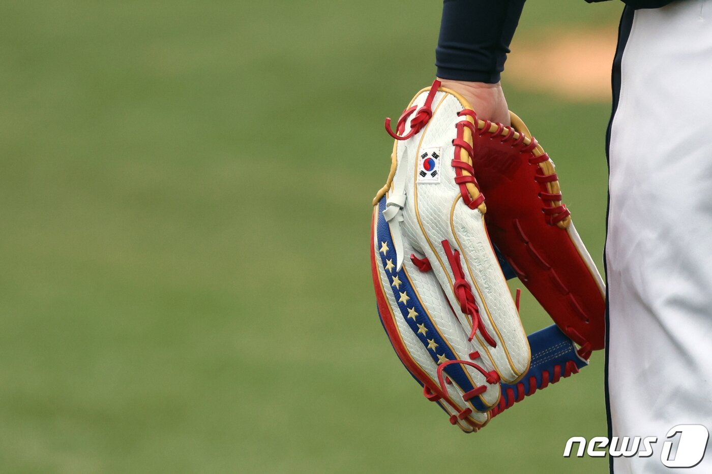 본문 이미지 - 20일(현지시간) 미국 애리조나주 투손 키노 스포츠 콤플렉스 야구 대표팀 전지훈련지에서 2023 월드베이스볼클래식(WBC)에 출전하는 대한민국 대표팀 최정의 글러브에 태극기가 새겨져 있다. 2023.2.21/뉴스1 ⓒ News1 황기선 기자