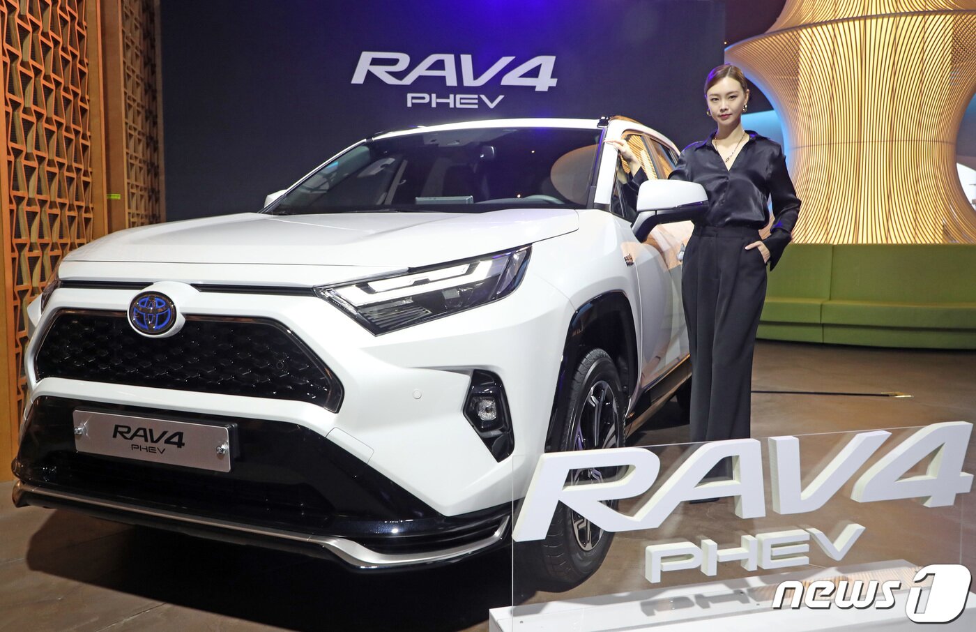 본문 이미지 - 지난2월 21일 서울 송파구 커넥트투에서 모델이 새로 출시된 토요타코리아의 'RAV4 플러그인 하이브리드(PHEV)'를 선보이고 있다. 2023.2.21/뉴스1 ⓒ News1 조태형 기자