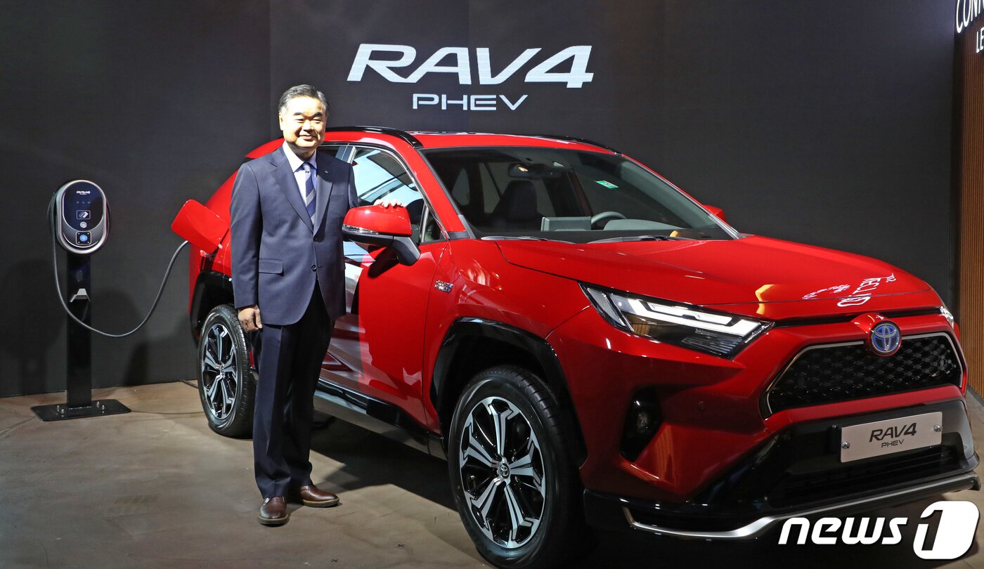 본문 이미지 - 콘야마 마나부 토요타코리아 사장이 21일 서울 송파구 커넥트투에서 'RAV4 플러그인 하이브리드(PHEV)'를 선보이고 있다. 2023.2.21/뉴스1 ⓒ News1 조태형 기자