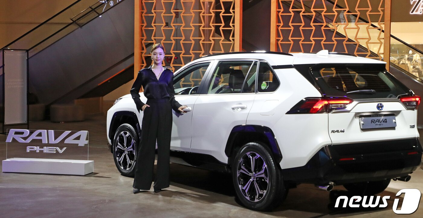 본문 이미지 - 토요타코리아의 'RAV4 플러그인 하이브리드(PHEV)'. 2023.2.21/뉴스1 ⓒ News1 조태형 기자