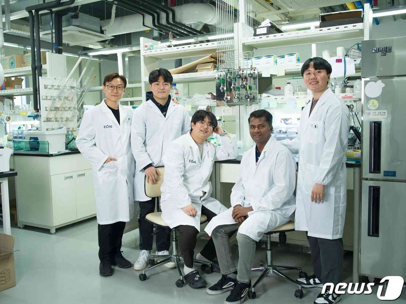 연구에 참여한 UNIST 권영국 교수(왼쪽부터), 권선택 연구원, 공태훈 연구원, Pandiarajan Thangavel 연구원, 이호정 연구원. (UNIST 제공)