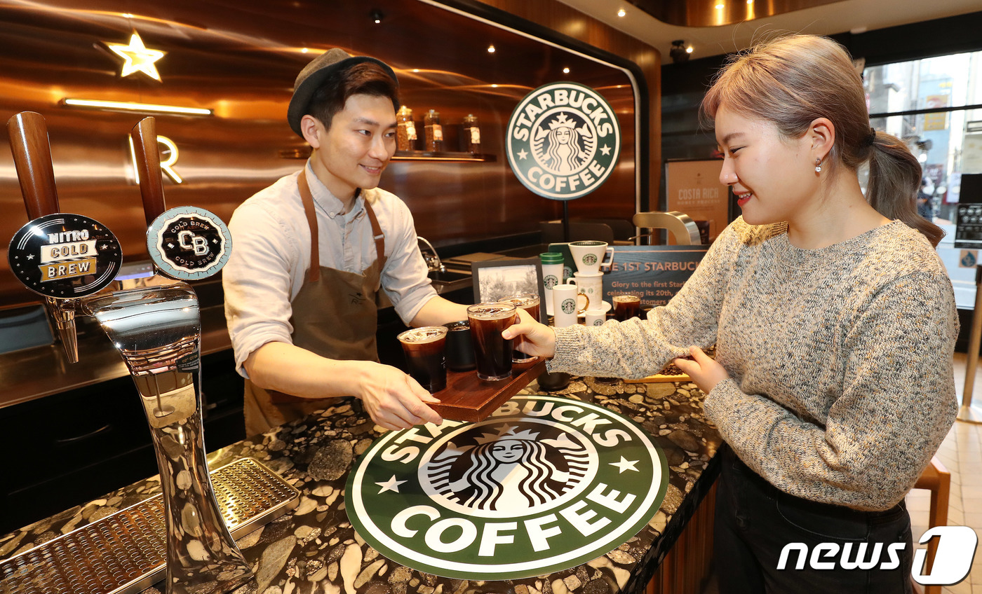 (서울=뉴스1) 박세연 기자 = 21일 오전 서울 서대문구 스타벅스 이대1호점에서 바리스타와 모델이 리워드 회원 1,000만 돌파 감사 이벤트를 알리고 있다.스타벅스 코리아는 스타 …