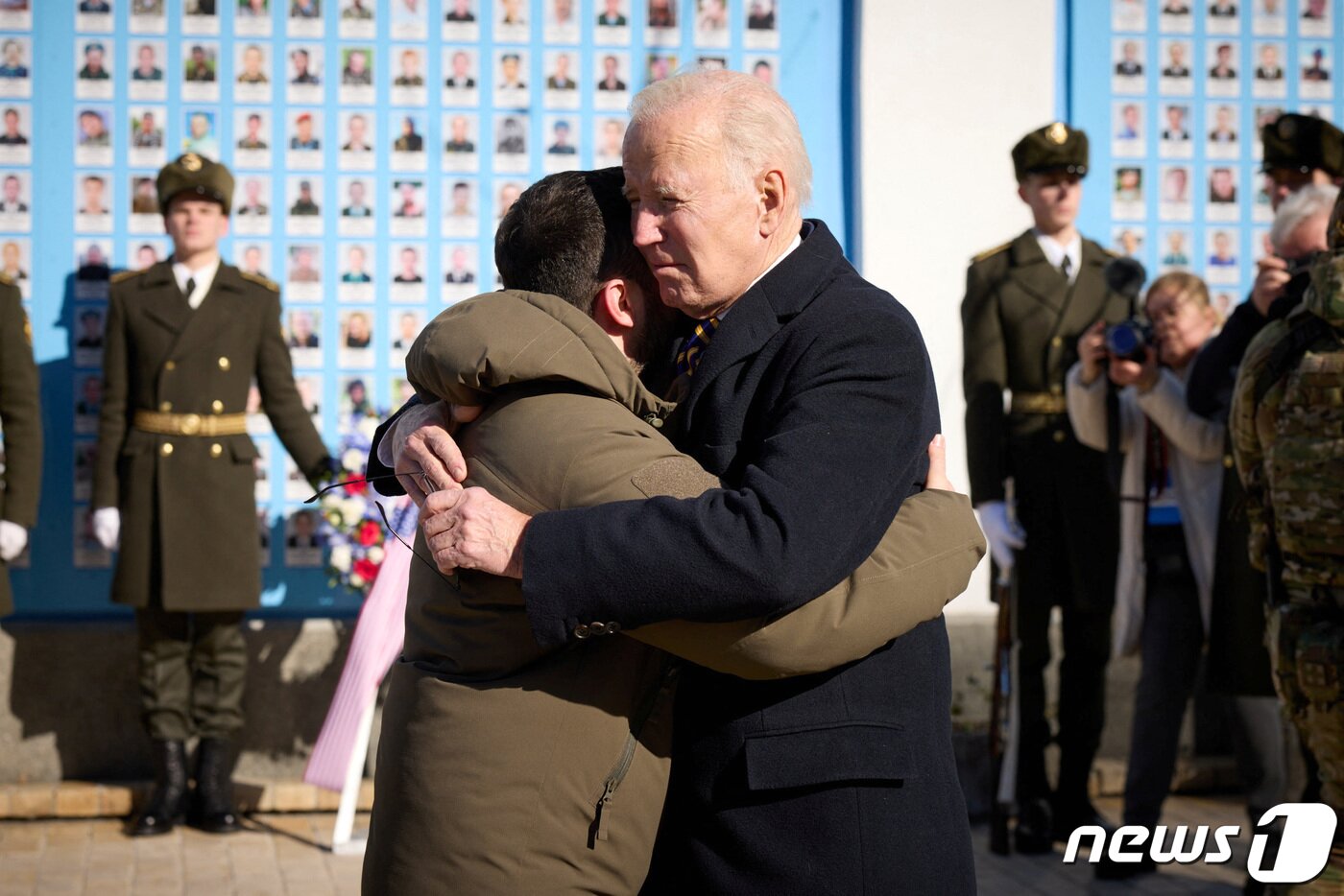 본문 이미지 - 조 바이든 미국 대통령이 20일(현지시간) 러시아의 우크라이나 침공 1년을 앞두고 키이우를 깜짝 방문해 전사자 추모의 벽 앞에서 볼로디미르 젤렌스키 대통령과 포옹을 하고 있다. ⓒ 로이터=뉴스1 ⓒ News1 우동명 기자