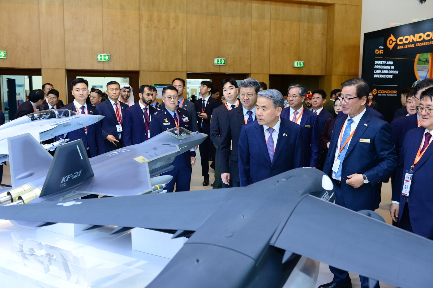 본문 이미지 - 이종섭 국방부 장관과 강구영 한국항공우주산업(KAI) 대표가 아랍에미리트 IDEX 2023 방산전시회장에서 전시물을 둘러보고 있다. (방진회 제공)