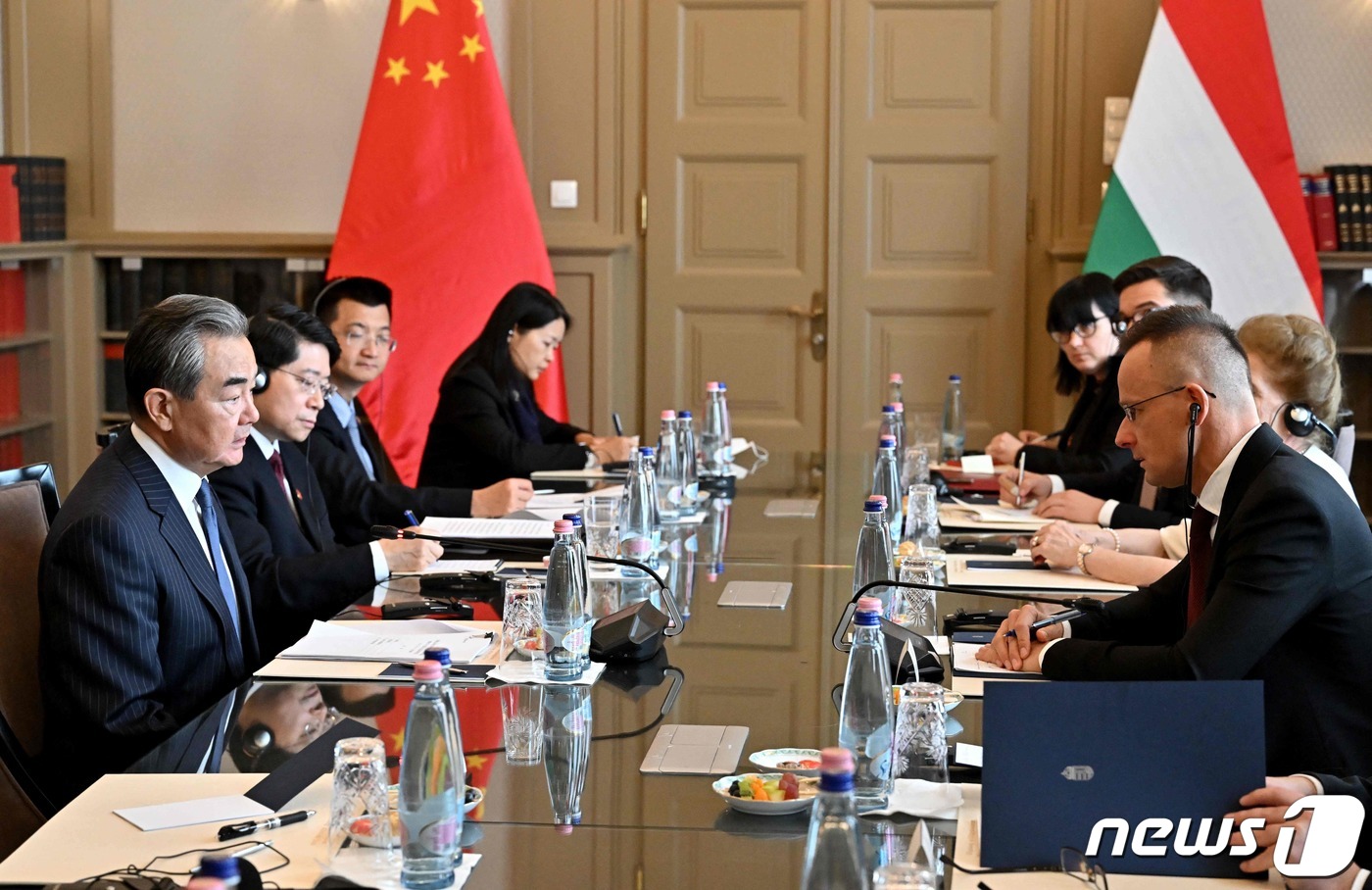 (부다페스트 AFP=뉴스1) 우동명 기자 = 왕이 중국 공산당 중앙 정치국원이 20일(현지시간) 헝가리 부다페스트 외교부에서 페테르 씨야르토 헝가리 외교장관과 회담을 하고 있다.ⓒ …