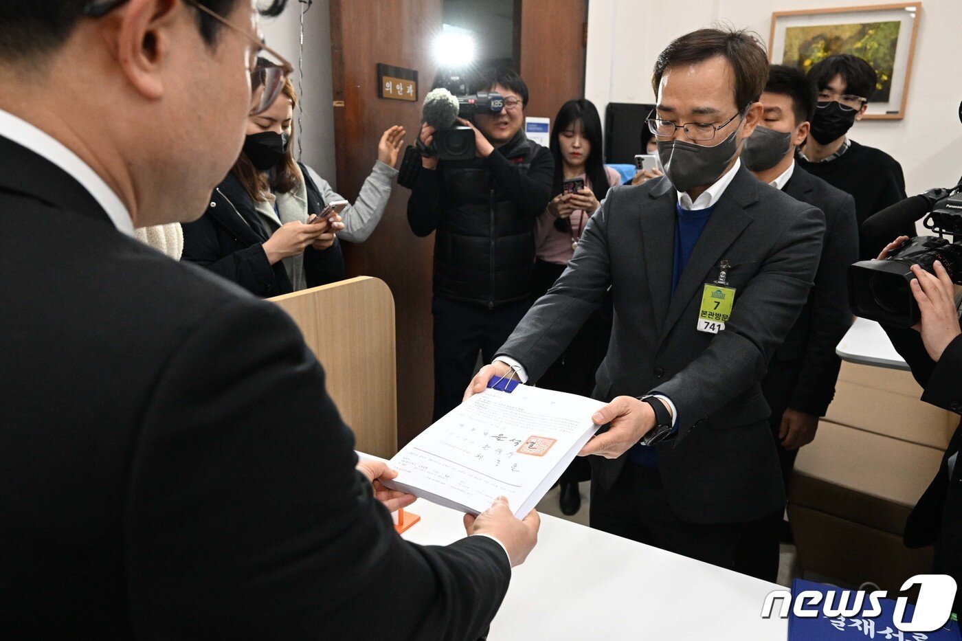 본문 이미지 - 법무부 관계자가 21일 서울 여의도 국회의안과에서 위례·대장동 개발 비리와 성남FC 후원금 의혹 등으로 구속영장이 청구된 이재명 더불어민주당 대표에 대한 체포동의안을 제출하고 있다. (공동취재) 2023.2.21/뉴스1 ⓒ News1 이재명 기자